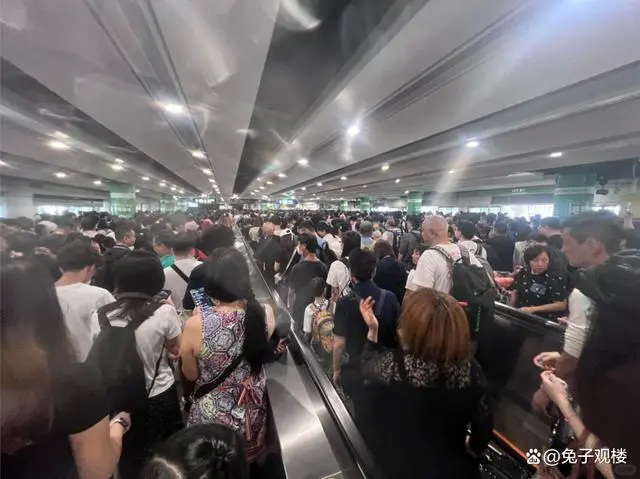香港人挤爆各大口岸 扎堆北上